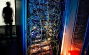 Blick in einen Serverraum: Der Bund will mehr gesetzliche Möglichkeiten haben, um Computerdaten überwachen zu können. (Bild: EPA/Julian Stratenschulte)