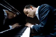 Kein Sicherheitsdenken: Igor Levit stellt sich früh grossen Herausforderungen am Flügel. (Bild: PD)