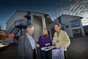 Das Alterswohnheim Chrüzmatt hat schon bals nicht mehr genug Platz für alle Betagten. Auf dem Bild zu sehen sind von links: Toni Eggstein (Geschäftsführer), Cornelia Keller (hauswirtschaftliche Betriebsleiterin) und Felix Karnowski (Pflegeabteilungsleiter) vor dem Gebäude. (Bild: Pius Amrein / Neue LZ)