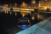 Sein Auto liess der Lenker in der Katastophenbucht stehen. (Bild: Zuger Polizei (Zug, 22. November 2017))
