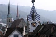 Die Zuger Altstadt mit dem Zytturm, im Hintergrund die Kirchtürme St. Oswald und St. Michael. (Bild Christof Borner-Keller/Neue ZZ)