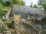 Die überhängenden Fels werden mittels drei Betonpfeilern und diversen Felsankern abgestützt. (Bild: pd)