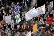 Am vergangenen Montag demonstrierte der Verein «Lernende gegen die Sparwut» zusammen mit Schülern vor dem Luzerner Regierungsgebäude. Solche Szenen haben sich in Zug bisher noch nicht abgespielt. (Bild Nadia Schärli)