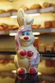 Der Osterhase in der Konditorei Zumbach in Unterägeri. (Bild: Werner Schelbert (Zuger Zeitung) (Zuger Zeitung))