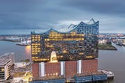 Die Elbphilharmonie ist das neue Wahrzeichen von Hamburgs Hafencity. (Bild: Thies Raetzke/Keystone (8. Januar 2016))