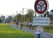 Auf dem Chamer Fussweg gilt ein Verbot für schnelle E-Bikes mit einem gelben Nummernschild. (Bild: Stefan Kaiser (Cham, 14.10.2014))