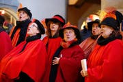 Chröpfelimeh 2017: Liebespaare werden in der Altstadt von verschiedenen Gruppen besungen. (Bild: Stefan Kaiser (Zuger Zeitung))