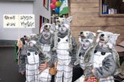 Eine Familie als Wolfsrudel am Fasnachtsumzug in Hergiswil. (Bild: Kurt Liembd)