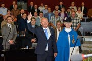 Paul Winiker schwört den Eid. Er wurde zu Beginn des zweiten Tages der Session des Luzerner Kantonsrates als Regierungsrat vereidigt. Er übernimmt am 1. Juli 2015 das Justiz- und Sicherheitsdepartement von Yvonne Schärli-Gerig. (Bild: pd)