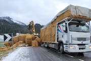 Die Heuballen kippten vom Anhänger in Schüpfheim. (Bild: Luzerner Polizei)