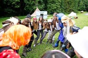 Eine ausgelassene Runde: Die Mädchen vom Blauring St. Johannes Luzern in ihrem Sommerlager 2014 in Lungern. (Bild Manuela Jans)