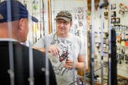 «Der Trend hält weiterhin an»: Marco Häfliger in seinem Fischerei-Fachcenter. Bild: Manuela Jans-Koch (Emmen, 4. Oktober 2016)