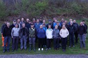 Freiwillige des Urner Fischereivereins und des Amts für Umweltschutz vor der Bachputzete. (Bild: pd/Kanton Uri (Peter Vorwerk))
