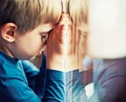 Psychisch kranke Eltern haben oft keine Kraft für ihre Kinder und lassen diese allein mit ihren Ängsten. (Bild: Getty)