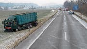 Die Unfallstelle beim Anschluss Blatten gestern Vormittag. (Bild: pd)