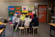 Unbegleitete minderjährige Asylsuchende (UMA) sitzen in einer Schulklasse in Luzern - ein Pilotprojekt soll ihnen angepasste Tagesstrukturen bieten. (Symbolbild) (Bild: URS FLUEELER (KEYSTONE))
