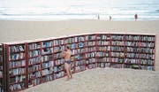 Strandbibliotheken werden weltweit immer beliebter. Diese hier am Bondi Beach in Sidney stand allerdings nur einen Tag: Es war eine Werbeaktion eines Möbelherstellers. Bild: James D. Morgan/Getty (Bild: James D. Morgan/Getty)