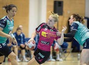 Spono-Spielerin Judith Matter (am Ball) wird von der Zugerin Ria Estermann (rechts) gestoppt. (Bild: Dominik Wunderli (Nottwil, 26. April 2017))