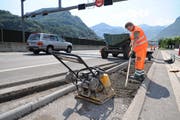 Bei der Lärmschutzbaustelle auf der A2 ist es zu einem Unfall gekommen. (Bild Corinne Glanzmann/Neue NZ)