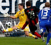 Luzerns Torhüter David Zibung und Christophe Lambert haben keine Chance gegen Julio Hernan Rossi von Xamax: Er schiesst das 0:1 auf der Luzerner Allmend. (Bild Keystone)