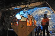 Pfarrer Daniel Durrer aus Sachseln segnet im Tunnel die Statuen der Heiligen Barbara. (Bild Philipp Unterschütz)