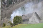 Rauch dringt aus einem Bauernhaus in Hergiswil. (Bild: Matthias Piazza (Hergiswil, 19. Januar 2018))