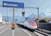 Ein Neigezug ETR 610 der SBB durchfährt den Bahnhof Brunnen mit hoher Geschwindigkeit. Diese und weitere Züge erhalten Fahrinformationen aus den gelben Bodenplatten. Signale werden überflüssig. (Bild Erhard Gick)
