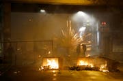 Vermummte setzen eine Strassenbarrikade bei der Berner Reitschule in Brand. Am Wochenende vom 5. und 6. März kam es dort zu Konfrontationen zwischen der Polizei und linksautonomen Aktivisten. (Bild: Keystone/Str)