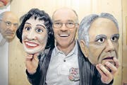 Ruedi Kyburz: «Die Masken von Doris Leuthard und Moritz Leuenberger warten auf ihren Auftritt.» (Bild Ursula Spillmann/Neue SZ)