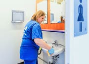Rebecca Abt putzt die sanitären Anlagen. (Bild: Neue LZ / Philipp Schmidli)