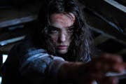Roxane Mesquida in der Rolle der «Sennentuntschi», einer lebendig gewordenen Puppe, die auf Rache aus ist. (Filmszene pd)