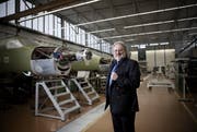 Die Pilatus-Flugzeugwerke fassen in China Fuss. Im Bild: Verwaltungsratspräsident Oscar J. Schwenk vor Flugzeugtypen PC-12, welche in für China in Chongqing produziert werden sollen. (Bild: Manuela Jans / Neue LZ)