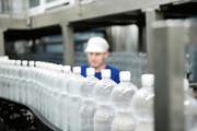 Der Mineralwasserproduzent Knutwiler kann dem Luzerner Kantonsspital künftig seine 1 Liter Flaschen nicht mehr liefern (im Bild die Produktion). Der Auftrag ging an Henniez. (Bild Corinne Glanzmann)