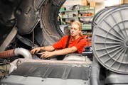 Das duale Bildungssystem in der Schweiz ist ein Erfolgsmodell, im Bild eine junge Lastwagenfahrerin. (Archivbild Neue LZ)