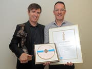Freuen sich über den Preis: (v.l.n.r.) Bruno und Hans Heini von der Konditorei Treichler. (Bild: pd/Konditorei Treichler)