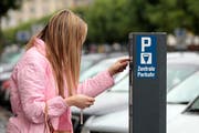 Ebikon führt als letzte grosse Agglomerationsgemeinde Tarife für das Parkieren auf öffentlichem Grund ein. (Bild: Archiv Neue LZ)
