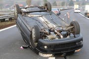 Das Auto kam auf dem Dach liegend zum Stehen. (Bild: Luzerner Polizei)