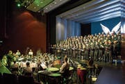 Der Chor Audite Nova zusammen mit der Brass Band Rickenbach im Theater Casino Zug. (Bild: Christian H. Hildebrand (18. März 2018))
