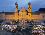 Der Einsiedler Weihnachtsmarkt vor klösterlicher Kulisse... (Bild: pd)