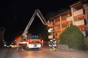 Mit einem Hubretter mussten die Bewohner eines Mehrfamilienhauses gerettet werden. (Bild: Kantonspolizei Obwalden (Kerns, 29. März 2017))