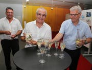 Der zuständige Gemeinderat Seppi Scherer (Mitte) freut sich mit Gemeindeschreiber Daniel Ottiger (links) und Bruno Landolt von der Controlling-Kommission uber den neuen Schaumwein Meggenhorn. (bild: PD)