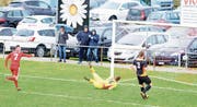 Makshana (links) versetzt die Fans in Bavois mit seinem Tor zum 1:0 in Ekstase – Chams Merlo (gelbes Trikot) und Niederhauser sind geschlagen. (Bild: Raphael Biermayr (18. März 2017))