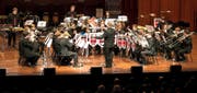 Die Brass Band Seetal Luzern bei ihrem Auftritt im November 2013 am Schweizerischen Brass-Band-Wettbewerb in Montreux. Bei den Seetalern ist die Dirigentenstelle mit Pirmin Hodel besetzt. (Bild Philippe Dutoit)