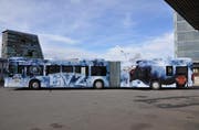 Der neue EVZ-Gelenbus der ZVB präsentiert sich im spektakulären Design. (Bild: PD)