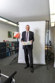 CVP-Ständerat Konrad Graber in seinem Büro in Luzern – als OL-Läufer mit Karte und Kompass in der Hand. (Bild Roger Grütter)