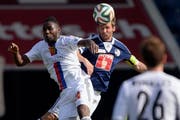 Der Basler Torschütze Giovanni Sio, links, im Kopfballduell mit Michel Renggli. (Bild: Keystone)