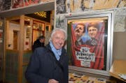 Emil vor dem «Die Schweizermacher»-Plakat beim Kino in der «Brotfabrik» in Berlin-Weissensee. (Bild: Ricardo Tali)