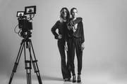 Etwas Glamour darf aber schon sein: Rahel Schneuwly (links) und Zoë Neumayr bei einem Fotoshooting. Bild: Pascal Triponez