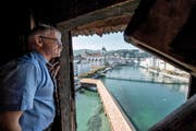 Renato Steffen vom Artillerieverein im Obergaden des Wasserturms in der Stadt Luzern. Bild: Dominik Wunderli (Luzern, 28. September 2016)