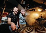 Stefan Enzler (links) und Marco Zimmermann freuen sich auf den Kaffee der neuen Maschine. (Bild: Stefan Kaiser (23. Januar 2018))